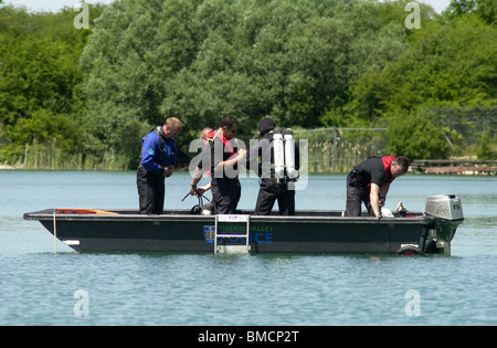 Ein Thames Valley Police Tauchen Team sucht einen Ertrunkenen Mann an der berüchtigten Arlesey Gruben, Arlesey, Bedfordshire, England, UK Stockfoto