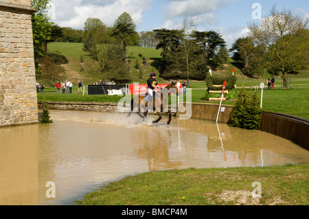 Pferd & Jockey im Wettbewerb mit den Langlauf-Bühne im Chatsworth International Horse Trials 2010 Stockfoto