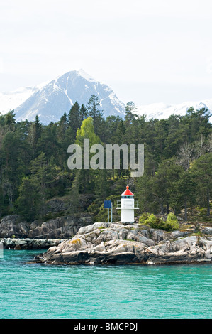 Kleiner Leuchtturm Marker Boje auf einem Felsvorsprung in Fjaerlandsfjorden in der Nähe von Dragsvik Sognefjorden Sogn Norwegen Stockfoto