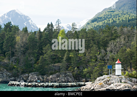 Kleiner Leuchtturm Marker Boje auf einem Felsvorsprung in Fjaerlandsfjorden in der Nähe von Dragsvik Sognefjorden Sogn Norwegen Stockfoto
