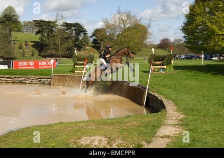 Pferd springen aus dem Wasser während der Langlauf-Bühne in Chatsworth International Horse Trials 2010 Stockfoto