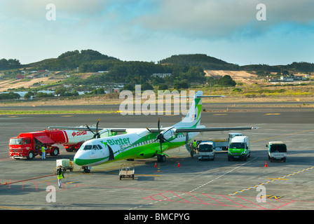 Binter-Flugzeug auf dem Flughafen in der Nähe von Valverde auf El Hierro betankt werden Stockfoto