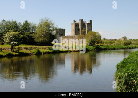 Trim Castle, County Meath Irland. Größte anglo-normannischen Burg in Irland steht neben dem Fluss Boyne Stockfoto