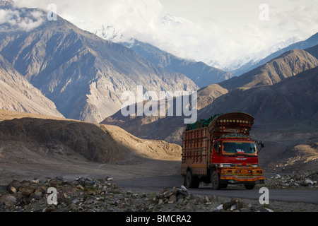 Traditionellen Lastwagen auf dem Karakorum Highway am Hindukusch, Pakistan Stockfoto