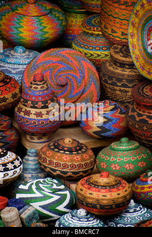 Ubud, Bali, öffentlichen Markt gibt es eine Vielfalt an Kunst und Kunsthandwerk zum Verkauf. Das sind bunte Perlen Körbe Stockfoto