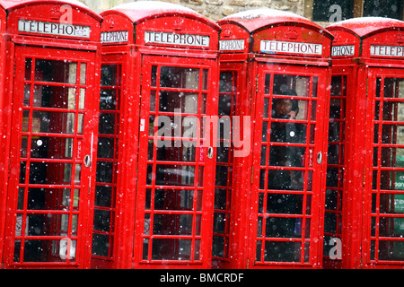 Vier rote Telefonzellen im Schnee, Cambridge UK. Stockfoto