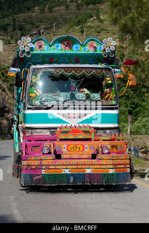 Eine traditionelle pakistanische LKW auf dem Karakorum Highway, Pakistan Stockfoto