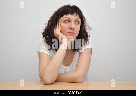 Junge Frau, die sich zu langweilen Stockfoto