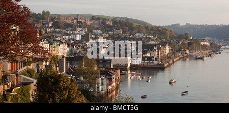 Großbritannien, England, Devon, Dartmouth, erhöhte Panoramablick am Fluss, am frühen Morgen Stockfoto