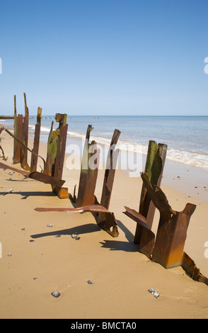 Rostiges Metall auf Happisburgh sandigen Strand, Norfolk verdreht. Stockfoto