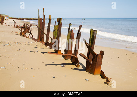 Rostiges Metall entlang Happisburgh Küste, Norfolk, England. Stockfoto