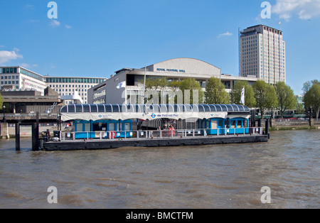 Royal Festival Hall und Festival Pier, Themse, London, England Stockfoto