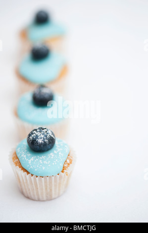 Bunte Heidelbeere Mini Frucht Muffins auf einem weißen Hintergrund Stockfoto