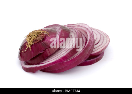 geschnittene rote Zwiebel auf weißem Hintergrund Stockfoto