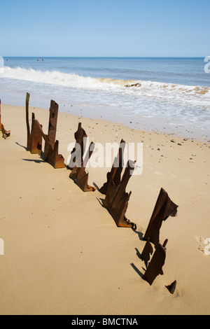 Rostiges Metall entlang Happisburgh Küste, Norfolk, England. Stockfoto