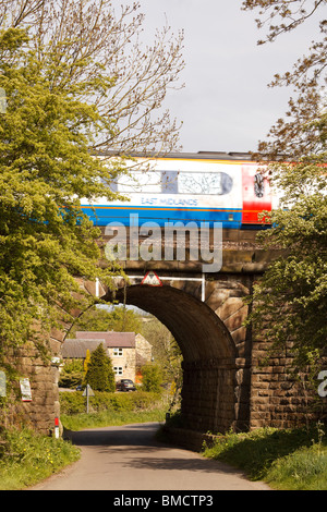 East Midlands Züge Country Lane-Brücke in einer Unschärfe. Stockfoto