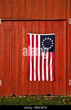 Nachbildung einer alten amerikanischen Flagge, 13 Sterne und srripes, Betsy Ross auf einer alten roten Scheune, New Jersey, US-Flagge, US-Flagge aus der Nähe Stockfoto
