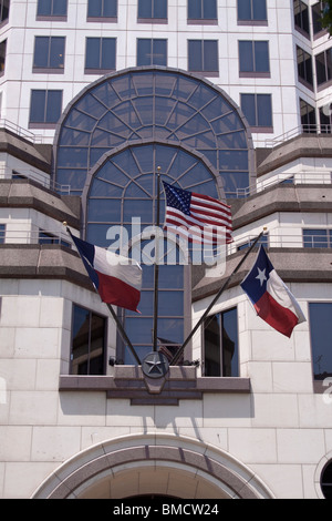 Texas und USA Fahnen auf dem One American Center Gebäude im Zentrum von Austin Stockfoto