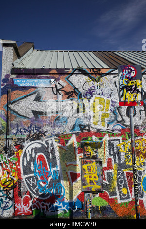 Graffiti an den Wänden des Windmill Lane Studios wo die Rockband U2 ihre Karriere begann. Stockfoto