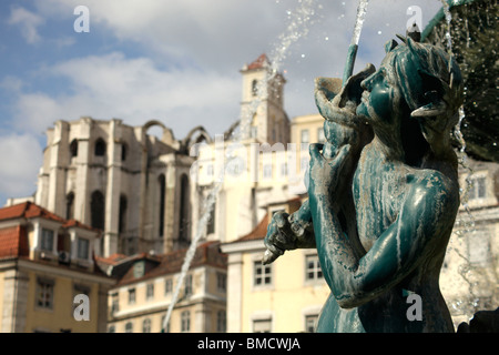 Brunnen auf dem Platz Praça de Dom Pedro IV oder Rossio und die Ruine der Kirche Igreja do Carmo in Lissabon, Portugal, Europa Stockfoto