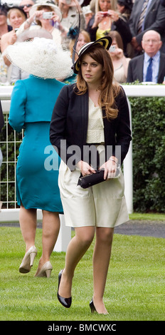 Die britische Prinzessin Beatrice, Tochter von Prinz Andrew, in die Parade-Rig bei Ascot Race Course in Royal Ascot Woche Stockfoto