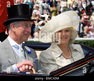Großbritanniens Prinz Charles und Camilla Duchess of Cornwall kommen in einer Kutsche zum Royal Ascot Race Meeting 2009 Stockfoto