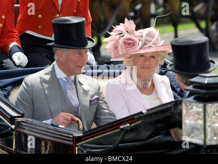 Großbritanniens Prinz Charles und Camilla Duchess of Cornwall kommen in einer Kutsche zum Royal Ascot Race Meeting 2009 Stockfoto