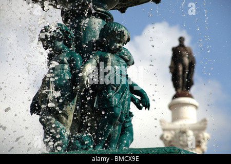 Brunnen und Statue des Königs D. Pedro IV auf dem Platz Praça de Dom Pedro IV oder Rossio in Lissabon, Portugal, Europa Stockfoto