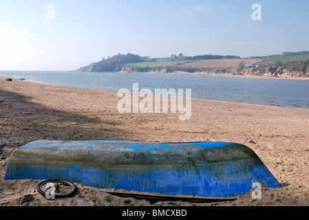 Umgedrehten blauen Boot und Fahrrad-Rad, Erme-Mündung, in der Nähe von Kingston, South Hams, Devon, UK Stockfoto