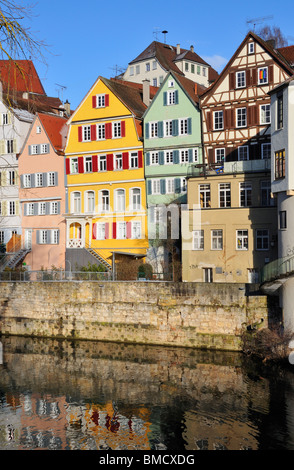 Bunte alte Häuser an der Neckarfront (Neckar-Ufer) in Tübingen, Baden-Württemberg, Deutschland Stockfoto