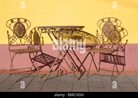 Cafe Tisch und Stühle gegen bunte Wand in der historischen tasmanischen Dorf Evandale. Stockfoto