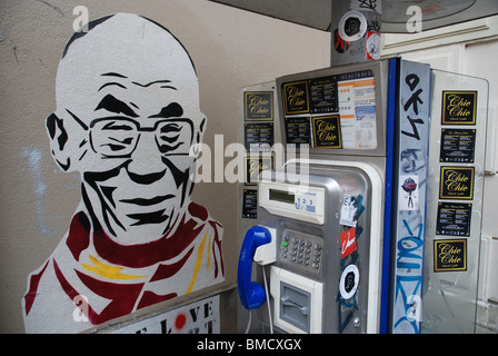 Stencil Graffiti des Dalai Lama im Marais-Viertel von Paris, Frankreich. Stockfoto