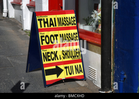 Edinburghs Altstadt Werbung Massagen anmelden. Stockfoto