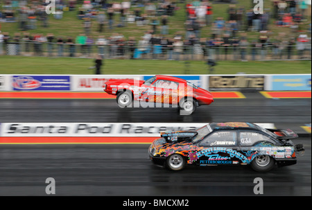 Pro ET drag racing in Santa Pod, angetrieben von Carl Burton (Ford Sierra) Beifahrerseite, Carla Pittau (Chevrolet Camaro) weit Seite. Stockfoto