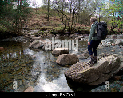 Walker auf Trittsteine, Kreuzung Fluß, Seen, UK Stockfoto