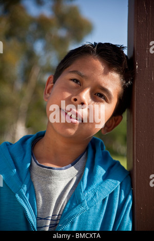 10-12 Jährige Hispanic American Boy außerhalb nachdenklich träumen Denken sitzen Kontemplation Leben. Herr © Myrleen Pearson Stockfoto