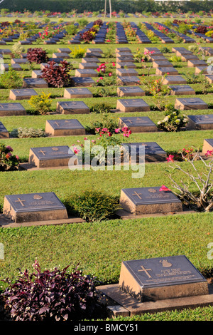 Der Soldatenfriedhof Kanchanaburi liegt dem Hauptfriedhof POW Opfer von Burma-Bahn zugeordnet. Stockfoto