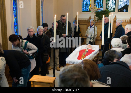 Trauernden Datei vorbei an Kardinal Daly, ehemaligen Primas von ganz Irland, wer im Staat nach seiner Totenmesse, 2. Januar 2010 liegt Stockfoto