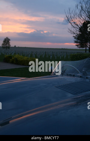 1957 D-Typ lange Nase Jaguar durch den Soldatenfriedhof in Jonchery-Sur-Suippe n Frankreich Stockfoto