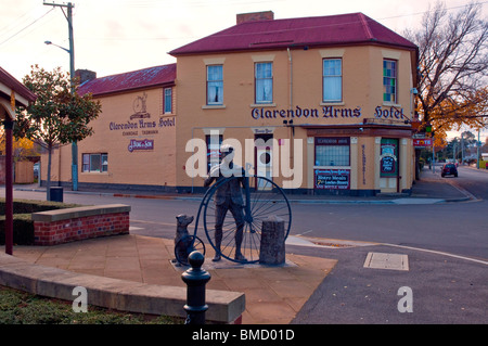 Skulptur eines Penny Farthing Radfahrers außerhalb der Clarendon Arms Hotel in der historischen nördlichen tasmanischen Stadt der Evandale Stockfoto