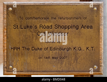 Plaque, die Aufnahme der Eröffnung durch seine königliche Hoheit der Herzog von Edinburgh, der die von St Luke's Shopping Area im Old Windsor England UK Stockfoto