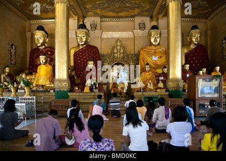 Buddhistische Gläubige beten. Shwedagon Pagode. Yangon. Myanmar Stockfoto