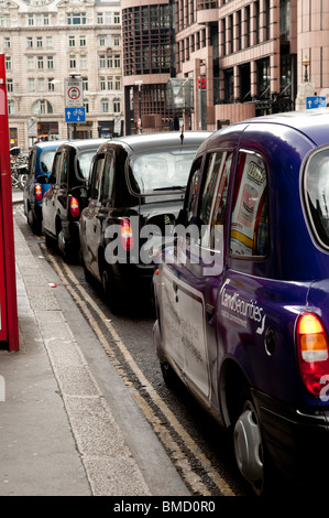 London-Taxis in Taxistand geparkt Stockfoto