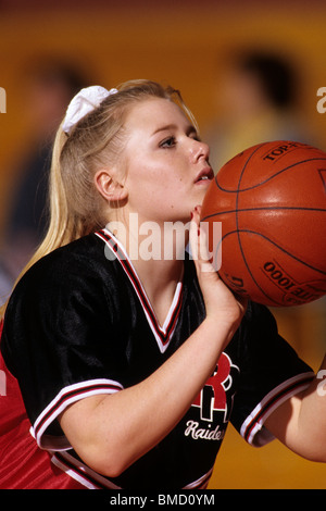 Weibliche High-School-Basketball-Spieler in Aktion, Shooter einen Freiwurf während eines Spiels. Stockfoto