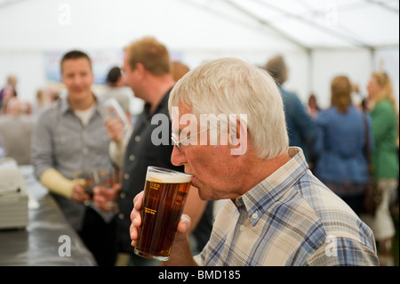 Ein Kunde trinkt ein Pint Ale am Hoop Beer Festival in Essex. Foto von Gordon Scammell Stockfoto