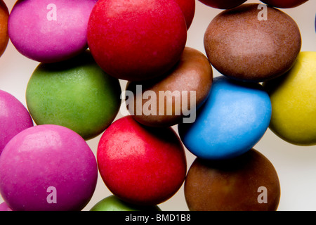 buntes Bild der Smarties von oben Stockfoto