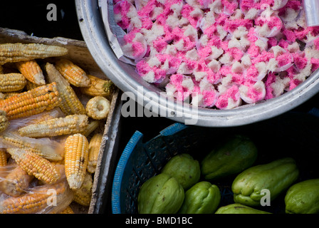 Am öffentlichen Markt Ubud in Ubud, Bali, kommen Frauen sehr früh am Morgen für Obst, Fleisch und Gemüse einkaufen gehen. Stockfoto