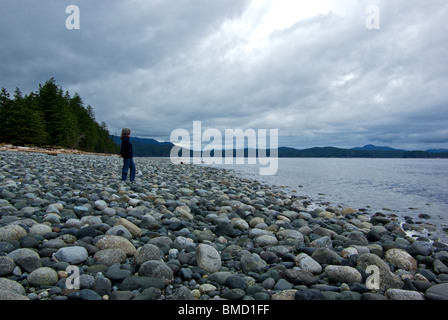 Frau stehend auf betörend schönen Boulder beach Rebecca spucken Provincial Park East Side Quadra Island BC Stockfoto