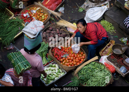 Ubud öffentlichen Markt, Ubud, Bali, Indonesien. Frauen kommen in den sehr frühen Morgenstunden, für die Tage Mahlzeiten zu kaufen. Stockfoto
