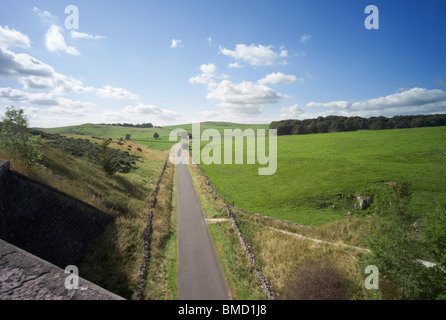 Blick von der hohen Peak Trail Radweg und Fußweg entlang der stillgelegten Bahn Linie Peak District Nationalpark Derbyshire England uk Stockfoto